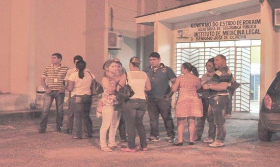 Familiares aguardavam ontem à noite, na porta do IML, a liberação do corpo (Foto: Rodrigo Sales)