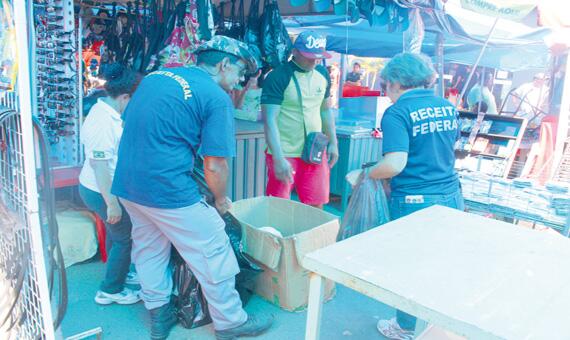 Técnicos da Receita Federal e Vigilância Sanitária recolheram as mercadorias contrabandeadas (Foto: Diane Sampaio)