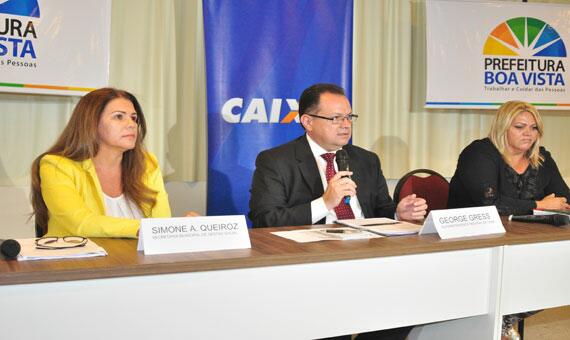 Superintendente da Caixa, George Gress, ladeado pela secretária municipal Simone Queiroz e a presidente da Associação das Donas de Casa do Caranã, Carla Cristina Rocha (Foto: Rodrigo Sales)