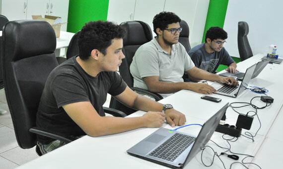 Alunos de Ciência da Computação trabalham na criação de aplicativos (Foto: Rodrigo Sales)