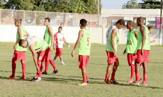 Jogadores do Náutico participam do último treino coletivo antes de enfrentar o time acriano (Foto: Diane Sampaio)
