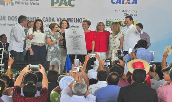 Entrega simbólica das 747 casas ladeada pelas autoridades do Estado de Roraima (Foto: Rodrigo Sales)