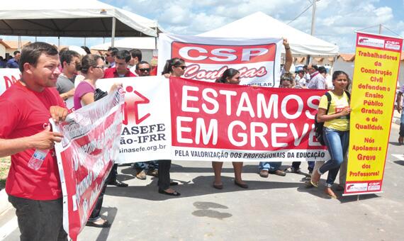 Grevistas foram para local da solenidade de entrega de conjuntos habitacionais feita pela presidente Dilma (Foto: Dione Santos)