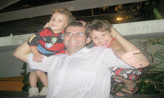 Funcionário público Josemar Sales diz que é pai e mãe de seus filhos (Foto: Arquivo pessoal)