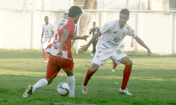 O meia Heitor (esquerda) é marcado pelo atacante Dudu, no duelo entre Náutico e Rio Branco, pela Série D do Campeonato Brasileiro (Foto: Lucas Luckezie)