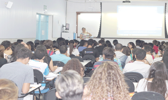 Salas de cursos preparatórios lotadas de alunos que vão fazer provas para vestibular (Foto: Samara Cordeiro)