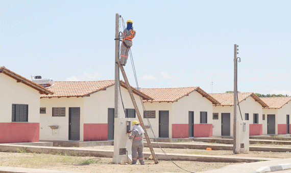 Energia das casas começou a ser ligada neste final de semana (Foto: Samara Cordeiro)