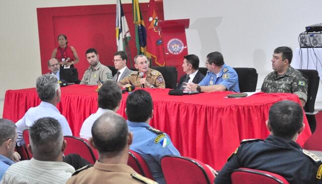 Representantes das instituições parceiras se reuniram na tarde de hoje, 10, no auditório da sede do Corpo de Bombeiros (Foto: Rodrigo Sales)