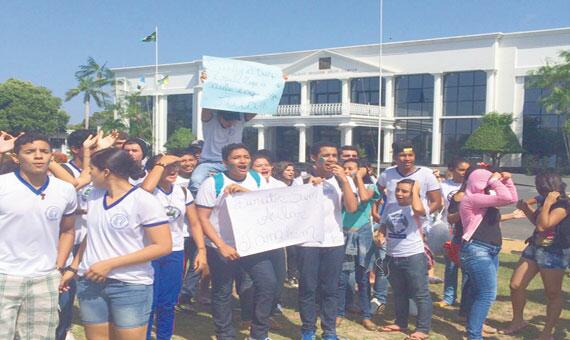 Estudantes se uniram aos professores durante os protestos no Centro Cívico (Foto: Rodrigo Sales)