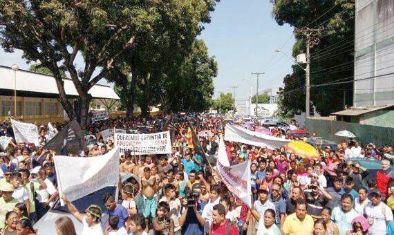 Indígenas que vieram de várias comunidades protestaram contra a falta de estrutura das unidades de ensino (Foto: Divulgação)