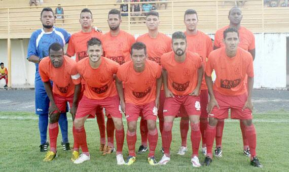 O elenco do Náutico perfilado antes do duelo contra o Nacional, pela Série D deste ano (Foto: Lucas Luckezie)