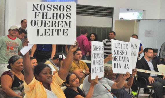 Plateia estava municiada com cartazes para pedir a aprovação do projeto (Foto: Rodrigo Sales)