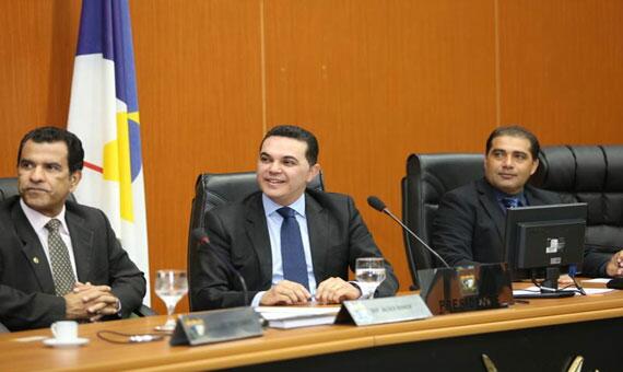 Presidente da ALE-RR, deputado Jalser Renier (centro), anunciou apoio dos roraimenses ao Pacto Federativo (Foto: Rodrigo Sales)