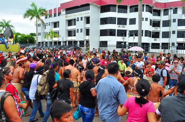 Manifestantes da rede estadual de ensino, da educação indígena e alunos se reuniram na manhã desta quarta-feira, 12, em frente à sede do MP (Foto: Rodrigo Sales)