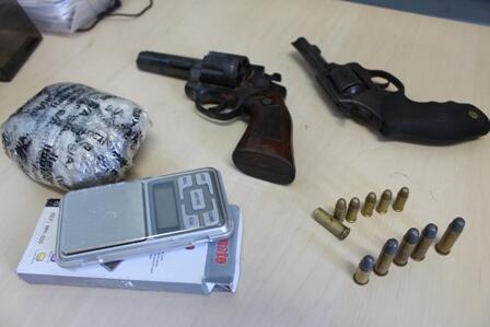 Os dois homens, identificados como Thiago Leão e Hilderglan da Silva Falcão foram presos com duas armas, além de substância entorpecente e uma balança de precisão (Foto: Divulgação)