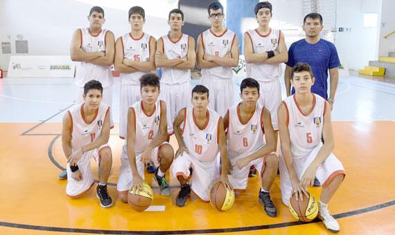 A seleção roraimense de basquete masculino Sub-15 perfilada no ginásio poliesportivo das Associações Viking, no Paraná (Foto: William Lucas/Inovafoto/CBB)