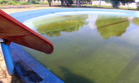 Parque Aquático do bairro Caçari está tomado pela sujeira e servindo de criadouro de mosquitos (Foto: Diane Sampaio)