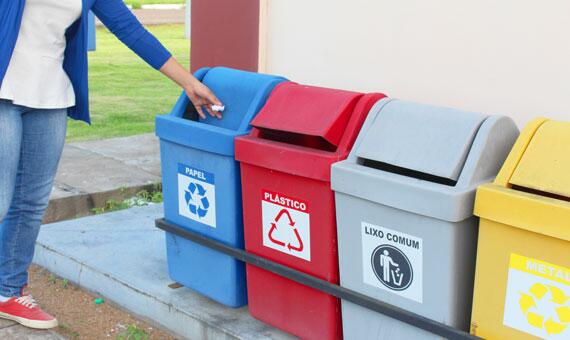 Apesar da falta de apoio do poder público e da pouca estrutura, catadores tiram do lixo o sustento de centenas de famílias (Foto: Diane Sampaio)