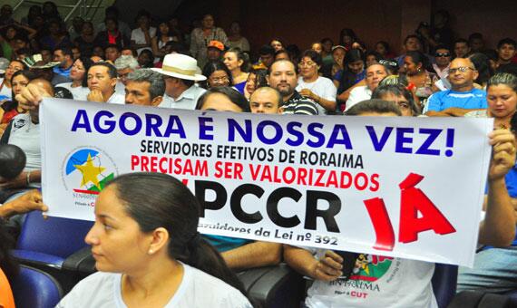 Servidores pedem apoio dos parlamentares para a aprovação do PCCR da categoria (Foto: Rodrigo Sales)