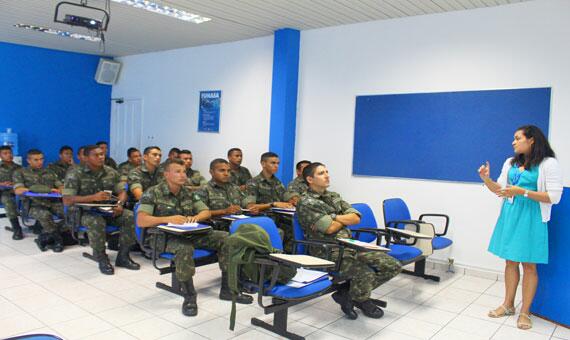 Militares recebem orientações para minimizar riscos no consumo de água nos pelotões de fronteiras (Foto: Diane Sampaio)