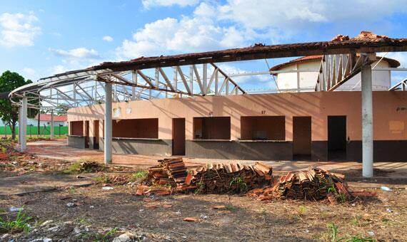 Prefeitura afirma que a estrutura representa riscos à segurança, e deve ser demolida (Foto: Rodrigo Sales)