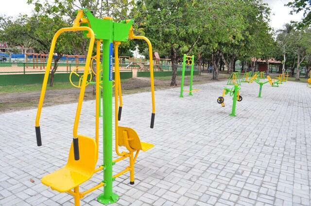 Qualquer pessoa a partir de 13 anos de idade poderá utilizar os equipamentos que se assemelham aos de musculação e alongamento (Foto: Rodrigo Sales)