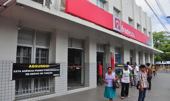 Duas agências não conseguiram começar o expediente nas primeiras horas da manhã (Foto: Rodrigo Sales)