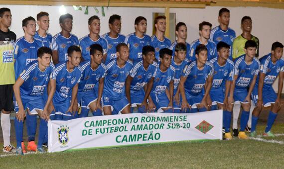 Elenco do São Raimundo Sub-20 campeão do Estadual da categoria, em 2014 (Foto: Lucas Luckezie)