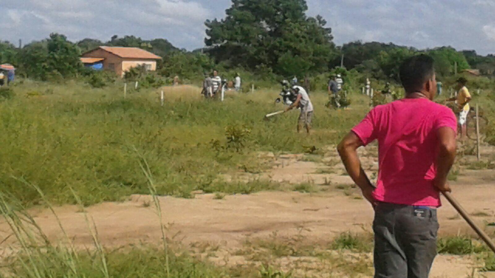 Eles afirmam que precisam de casas e mesmo sendo inscritos em programas sociais não foram beneficiados