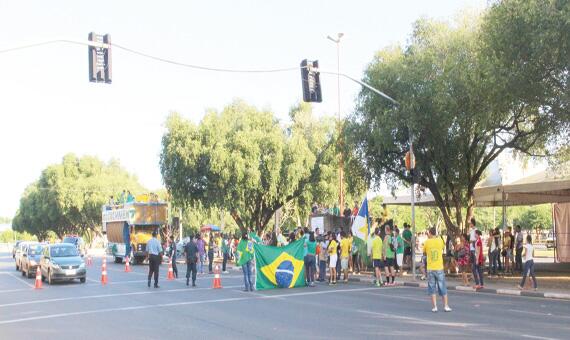 As poucas pessoas que compareceram à manifestação vestiam camisas verde e amarela (Foto: Samara Cordeiro)