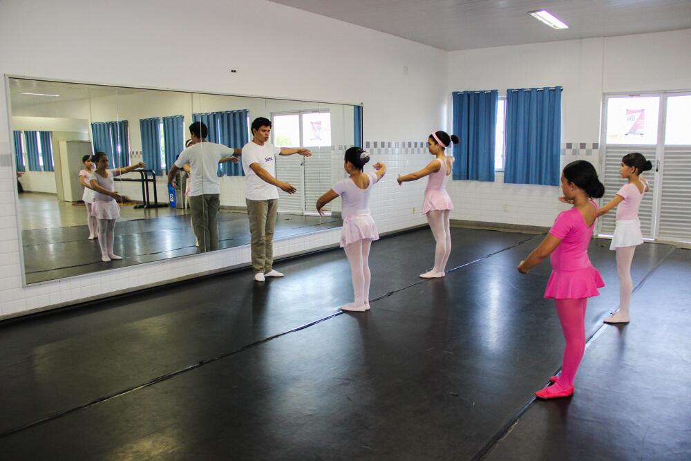 O curso de Balé Clássico é voltado para meninas de 9 a 15 anos, com aulas realizadas as terças e quintas-feiras, das 18h30 às 19h30 (Foto: Divulgação/Sesc)