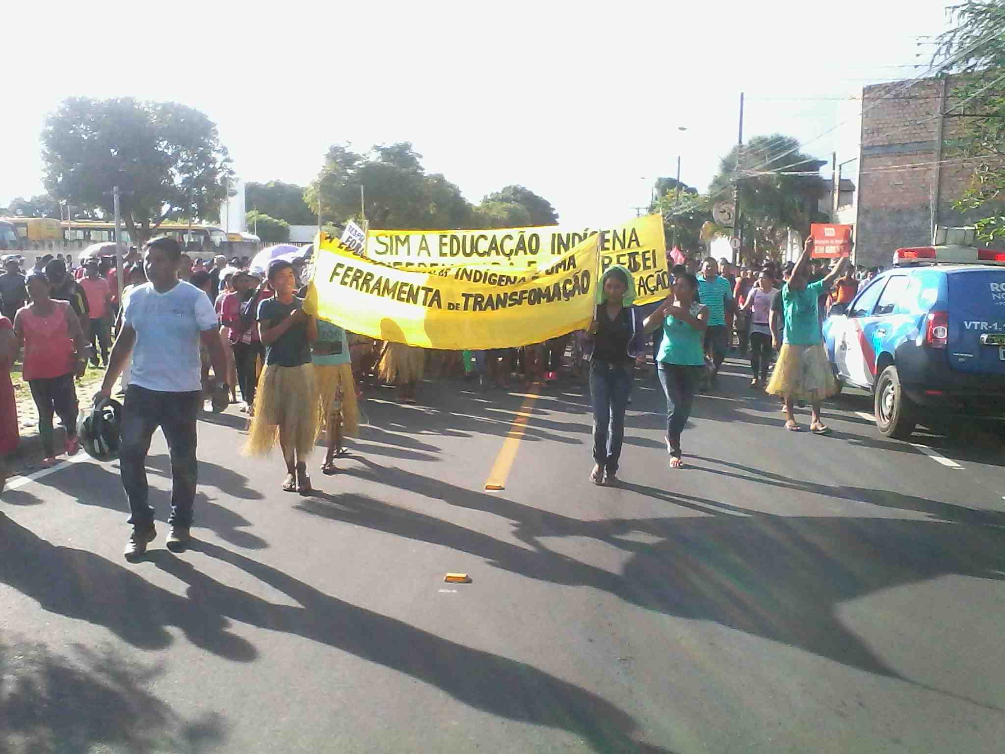 Depois do protesto em frente à Secretaria de Educação, os grevistas seguiram em caminhada para a Praça do Centro Cívido