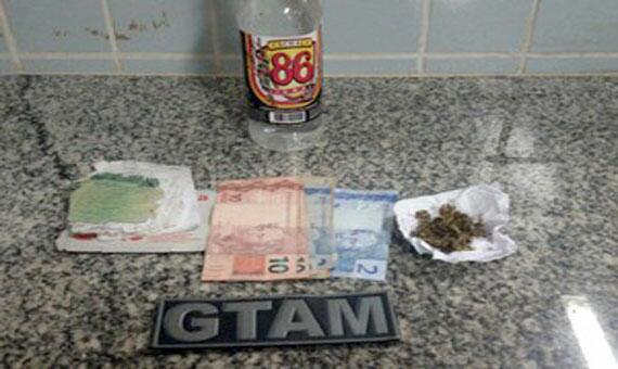 Droga e dinheiro apreendidos com o jovem, na madrugada de anteontem, na praça do bairro Mecejana (Foto: Divulgação/Gtam)