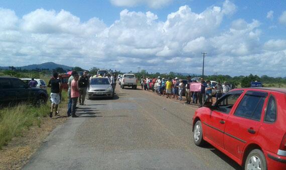 Insatisfeitos com a situação da BR-432, moradores fecham rodovia por cinco horas.(Foto: Antônio Sousa)