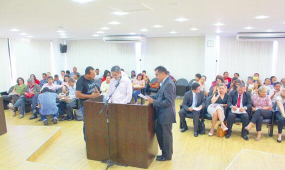 Representantes do Sinter e do Governo do Estado participaram de audiência de conciliação que entrou pela noite (Foto: Diane Sampaio)