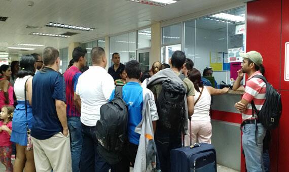 Passageiros buscavam uma alternativa para a viagem em frente ao guichê da empresa (Foto: João Paulo Pires)