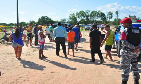 Na tarde de ontem, a Polícia Militar foi chamada para apaziguar uma confusão entre os invasores e o suposto dono do terreno (Foto: Rodrigo Sales)