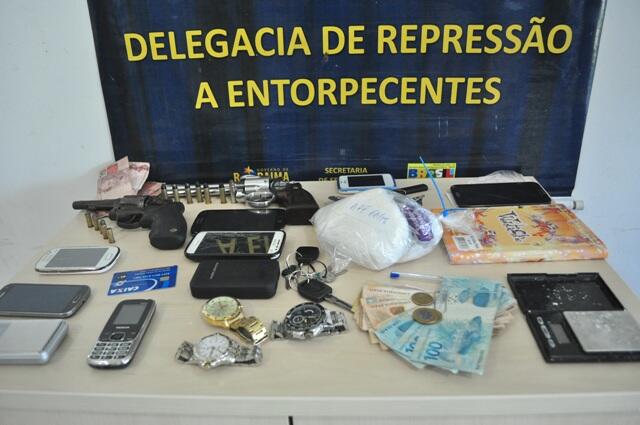 Materiais apreendidos junto com a quadrilha (Foto: Rodrigo Sales)