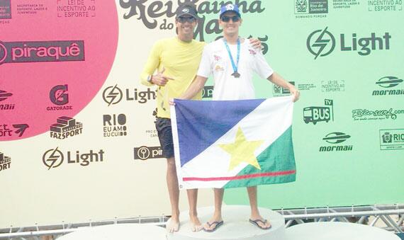 Flávio Monteiro segura bandeira de Roraima em pódio do Circuito Rei e Rainha do Mar, no Rio de Janeiro (Foto: Divulgação)