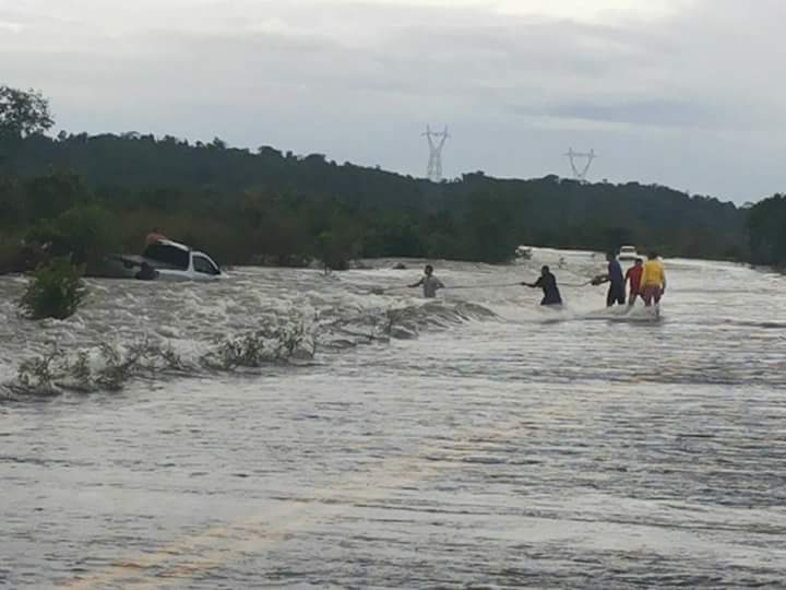 Um veículo chegou a ser levado pela correnteza, mas foi recuperado (Foto: Divulgação)