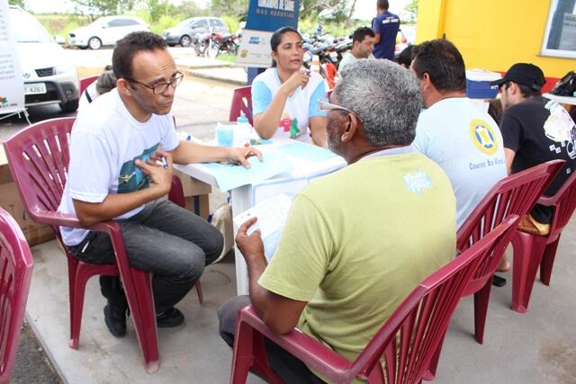 Foram oferecidos serviços de flúor, teste de glicose, triglicerídeo, aplicação de vacinas e atendimento com um clínico geral (Foto: Diane Sampaio)
