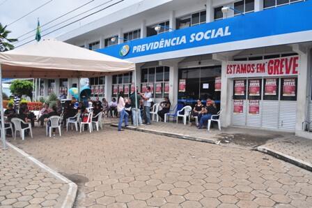 Grevistas do INSS cobram equiparação quanto à carga horária e incorporação de gratificações aos salários