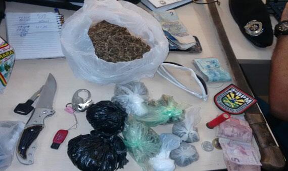 Material apreendido pelos policiais militares durante Operação Saturação, desencadeada na zona Oeste da Capital (Foto: Divulgação/PM)