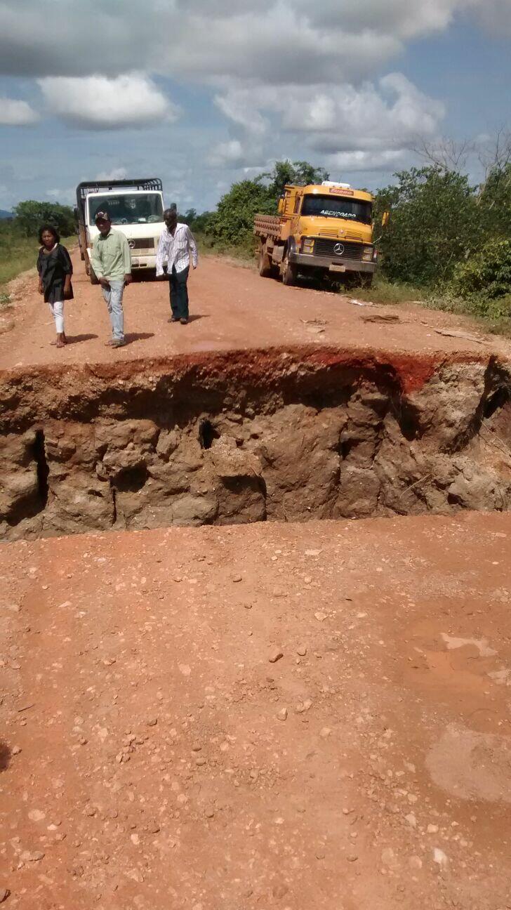Imagens registradas por moradores mostram uma cratera que impede a passagem de moradores (Foto: Divulgação)