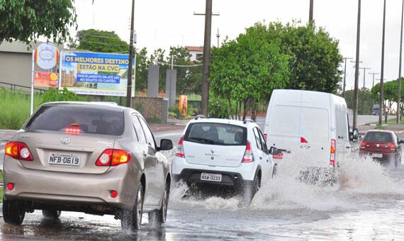 Principais avenidas da cidade ficaram alagadas com chuva que durou pouco mais de uma hora (Foto: Rodrigo Sales)