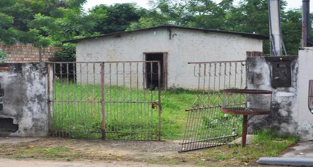 Entradas da casa precisaram ser arrombadas pela equipe policial (Foto: Samara Cordeiro)