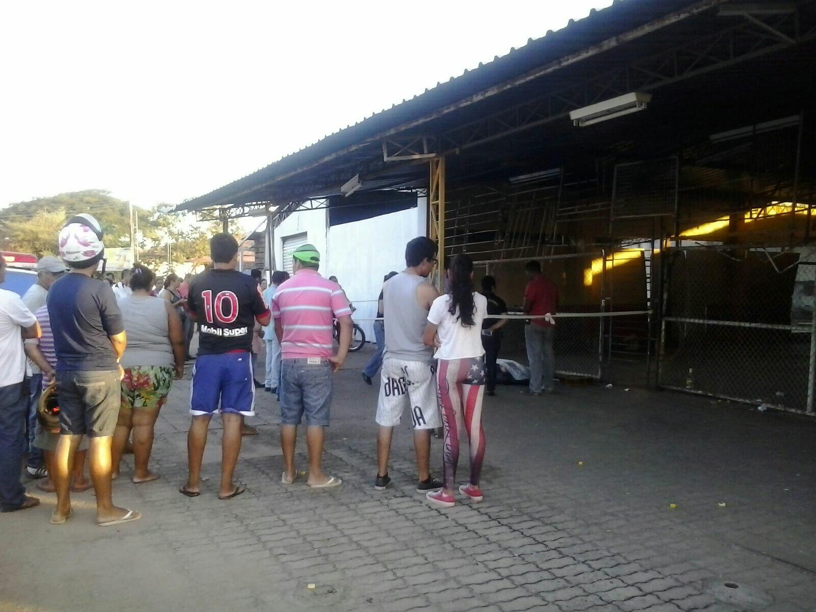 Vítima foi identificada como Carlos Antônio Regis dos Santos, de 55 anos (Foto: Paola Carvalho)