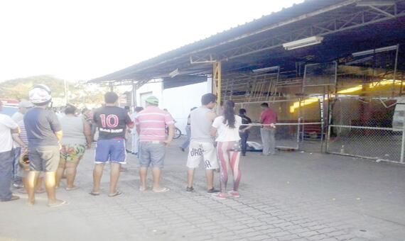 Vítima levou uma facada no peito (Foto: Paola Carvalho)