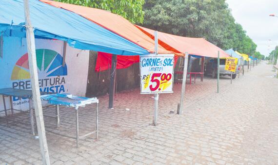 Comerciantes usam a rua como ponto de vendas de refeições (Foto:Rodrigo Sales)