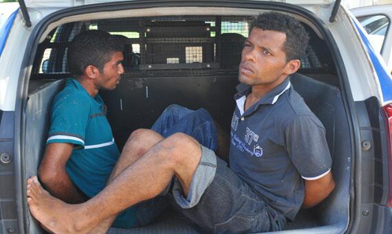 Os albergados Marcelo Coqueiro e Rodrigo dos Santos foram presos em flagrante, ontem à tarde, após uma sequência de assaltos (Foto: Rodrigo Sales)